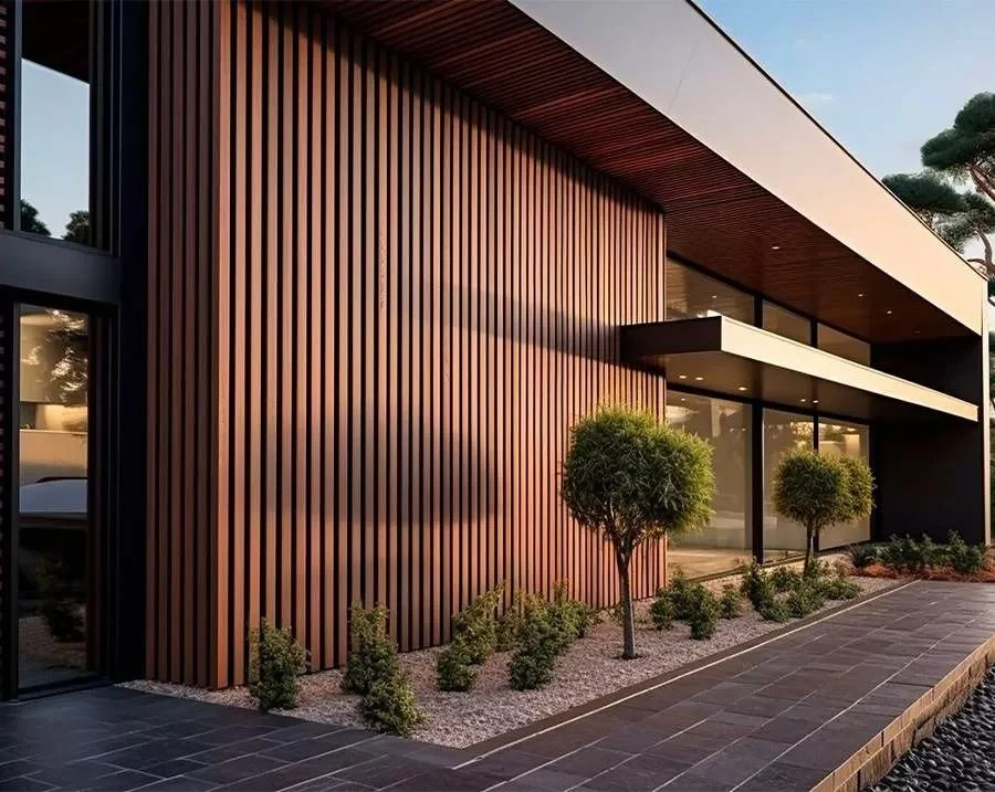 Bardage bois vertical sur la façade d'une villa contemporaine